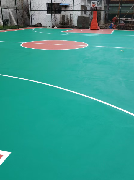 明山 球场长期使用易出现地面开裂